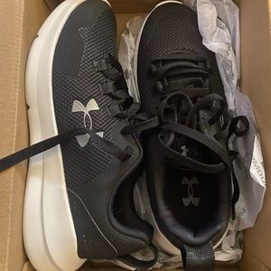 Under Armour UV Essentials womens size 10-NEW